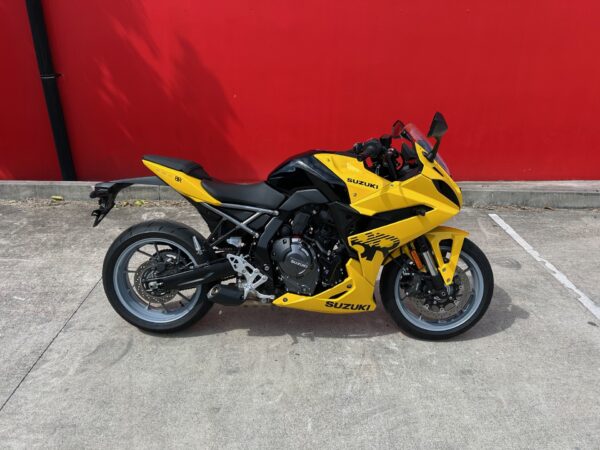 SUZUKI GSX-8R